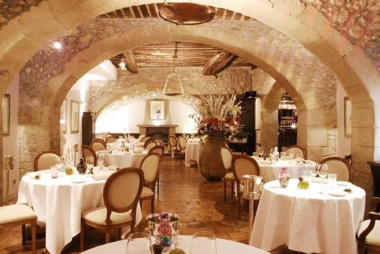 Les Terraillers is a gastronomic restaurant located in an ancient mansion at the entrance of the charming village of Biot